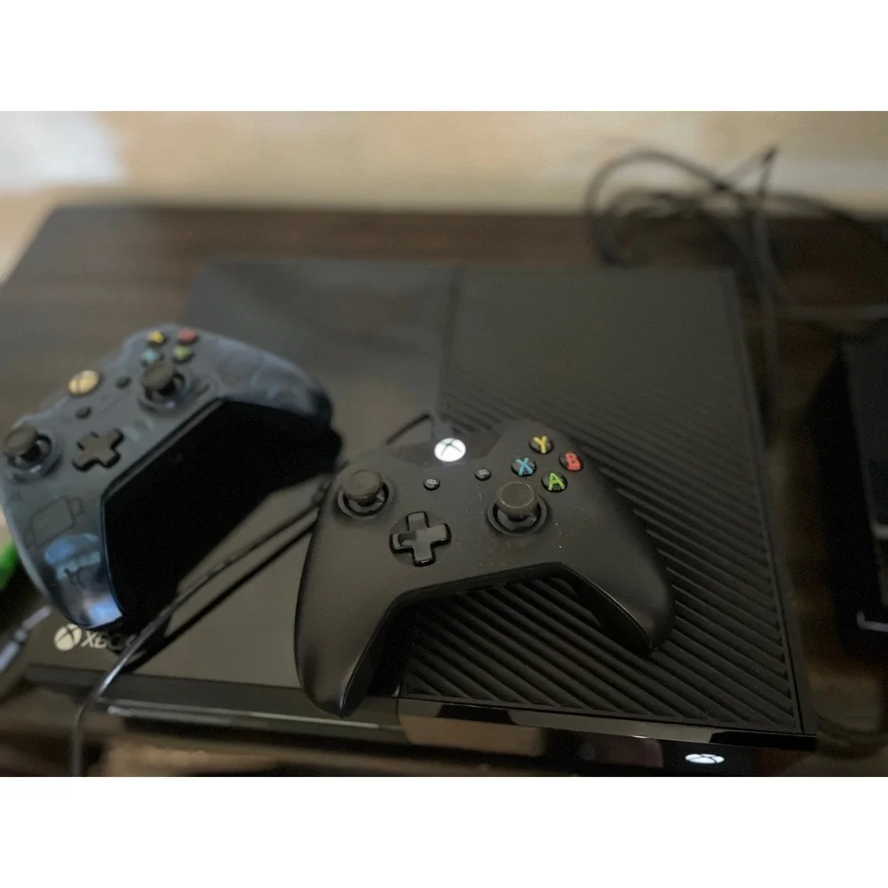 Microsoft Xbox One 500GB Console Bundle 2 Controllers 3 Games